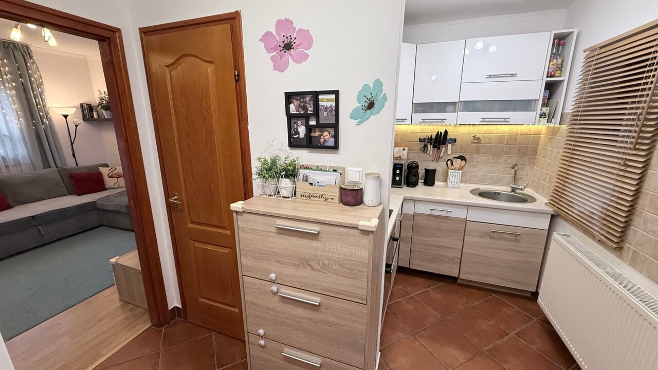 Konyha előszobából nézve, nappalival